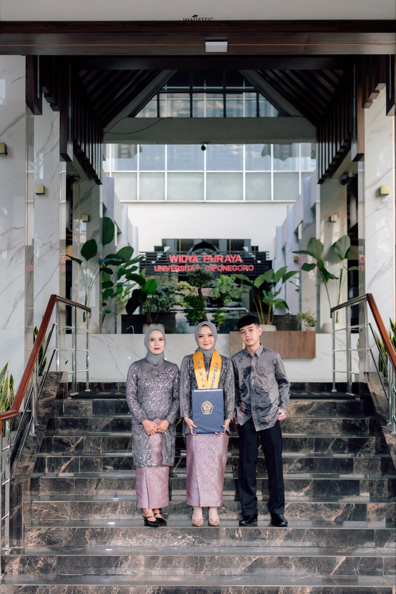 serahuaja's tweet photo. terima kasih sudah mjd rumah untuk pulang. gelar ini saya dedikasikan untuk Ibu dan Adik tercinta!🤍✨ https://t.co/Dk85xQSYjA