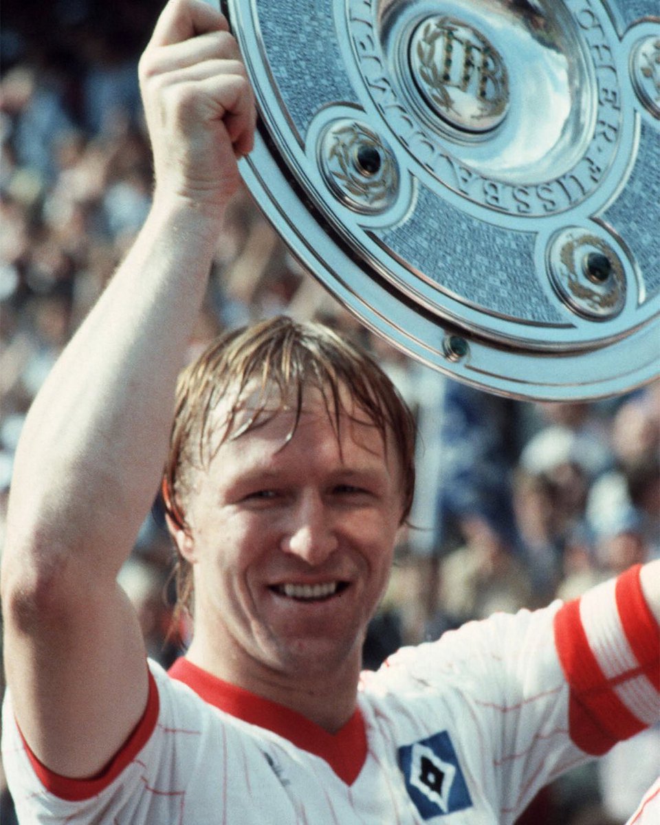 HSV's tweet photo. Eine historische Woche liegt vor uns! 😍🤯

Wir spielen am Samstag zum 1️⃣8️⃣8️⃣7️⃣. Mal Bundesliga. 62 Jahre, Triumphe, Dramen, Serien, Rekorde und vieles mehr – dieses Textstück ist eine Zeitreise durch alles, was unseren HSV im Oberhaus ausmacht! 📰

Definitiv eine Pflichtlektüre für jeden, der wissen will, warum unser HSV niemals nur ein Verein ist. 💙🤍🖤

Alles rund um den Meilenstein erfahrt ihr hier 👉 https://t.co/n6QAi5uSM6

#nurderHSV