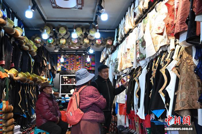 KangbaTV's tweet image. As the 2026 Tibetan Fire-Horse New Year draws near, #Lhasa sees a rising festive ambiance. Around #Barkor Street, stores offering diverse Tibetan #garments are bustling with a seasonal sales boom. #Tibetan #ethnicwear #losar #costume #fashionstyle