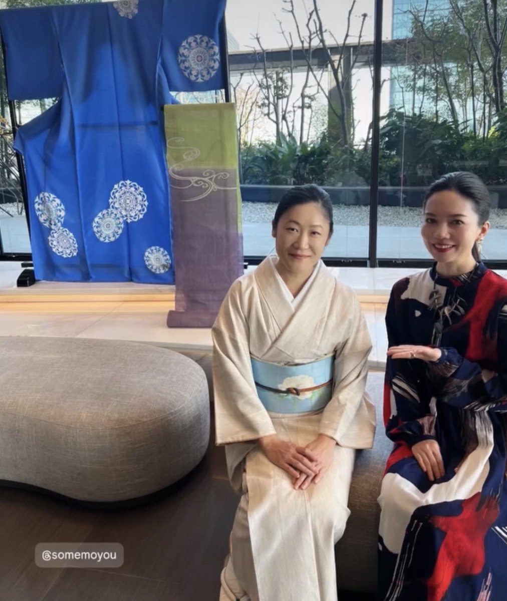 アスコット丸の内ホテル、本日17時までです。打ち合わせにいらしてくださった1to1 professionalのマキさんと。新しい試みをスタートしています。

#着物コーディネート　
結城紬に型染を施したものに自作牡丹の染帯。