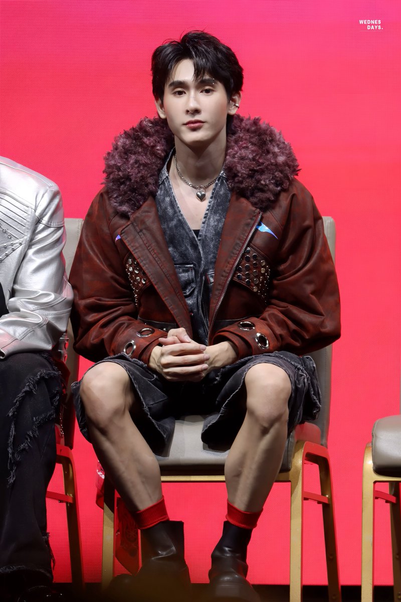 ลุคเมื่อวานจึ้งมาก พี่เดชก็ได้ นลบ ก็ดี รวบตึงหมด เท่มั่กก

TRUE5G FANDOM OF SMILE
#GFFBSmileBESTwithTRUE5G
#ForceBookBESTwithTRUE5G
#kasibook