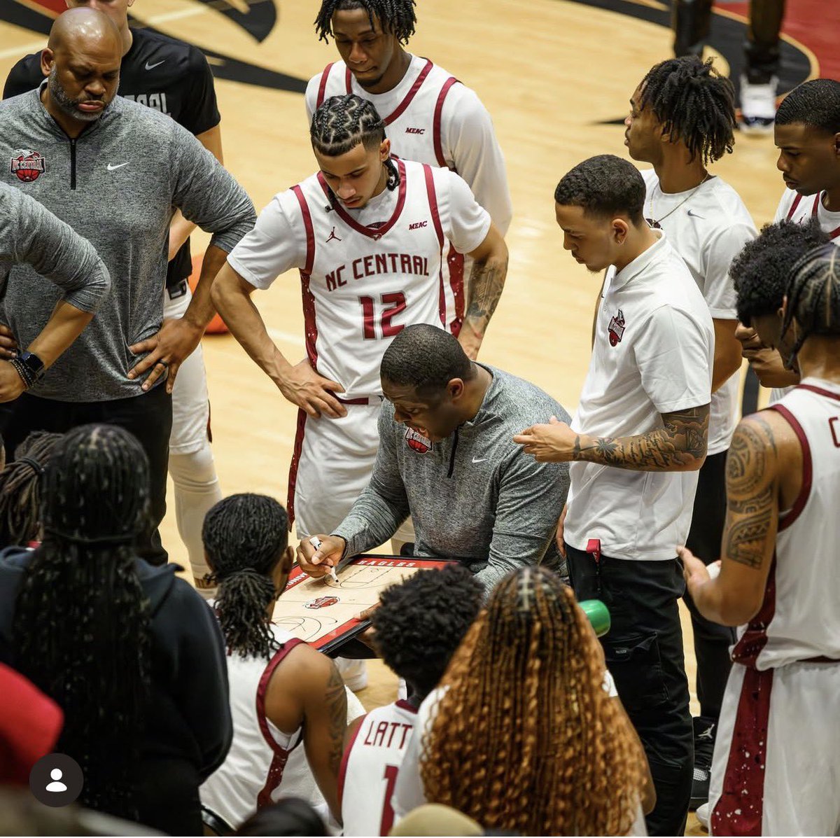 THATS A MAROOOOOOON &amp; GREY VICTORY. 🏀🧹 

<a href="/NCCU_MBB/">NCCU Men's Basketball</a> Get right back where they left off and complete the Season Sweep of The Hornets.

NCCU-72
Del State-63

Khouri Carvey finishes with the near double double to lead all Eagles. 21 points + 6 boards

#EaglePride🦅 | <a href="/LeVelleMoton/">LeVelle Moton</a>