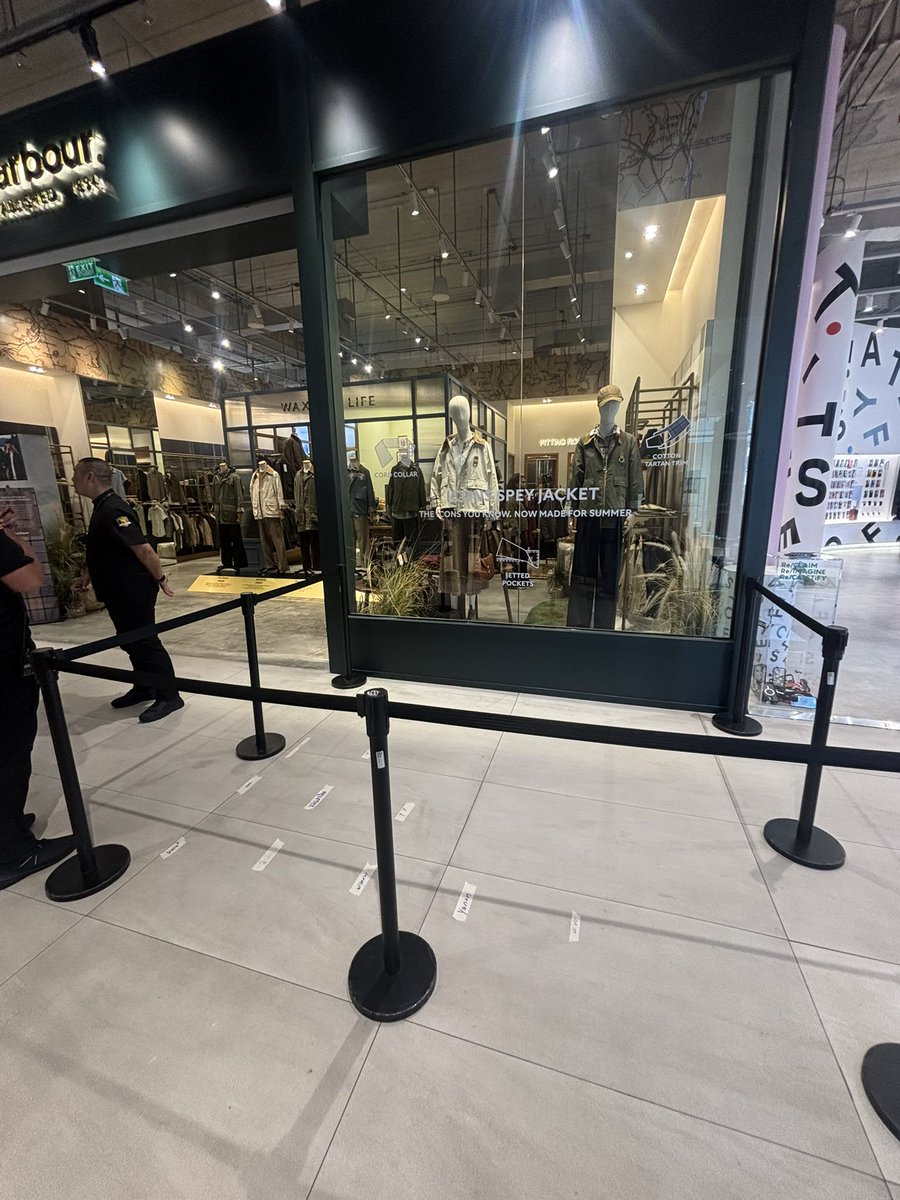 ทุกคนมาหาฟอสบุ๊คกันเยอะๆน้า ยังมีที่เหลือเยอะเลย คือทีมงานเดินมาถามว่า ฟค มาเท่านี้หรอคะ น้องมีงานตอนเช้าหรอ (น้ำเสียงดีน้าแต่ตกใจ)
คือเค้าตั้งใจพาฟอสบุ๊คมาเลยย เลิกงานแล้วรีบๆมากันค่าา แต่บอกพี่เจ้าของร้านไปว่า ฟค อยู่ในวัยทำงานค่า เด่ะเที่ยงๆก้มา🥹

#ฟอสบุ๊ค #fforce_ #kasibook