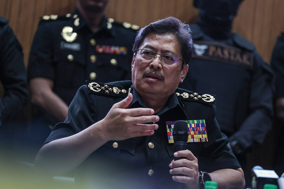 EkonomiRakyatMY's tweet photo. Menurut Bloomberg, Ketua Pesuruhjaya SPRM, Tan Sri Azam Baki telah muncul secara rasmi sebagai pemegang saham dalam sebuah syarikat tersenarai di Bursa Malaysia berdasarkan pengisytiharan korporat terkini.

Azam memiliki lebih 17.7 juta saham dalam Velocity Capital Partners Bhd, sebuah syarikat perkhidmatan kewangan yang tersenarai.

Nilai pegangan itu, pada harga pasaran semasa, hampir RM800,000.