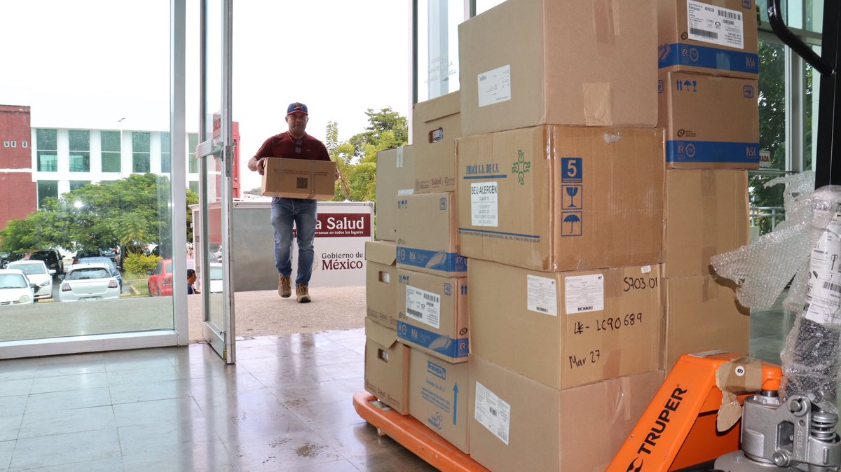IMSSBCampeche's tweet photo. A través de las #LasRutasDeLaSalud llegaron medicamentos y material de curación al Hospital General de Especialidades “Dr. Javier Buenfil Osorio” y al Hospital #IMSSBienestar de Hopelchén.

Con esta entrega fortalecemos los #ServiciosPúblicosDeSalud para las familias campechanas. https://t.co/pm3jEcL2RE