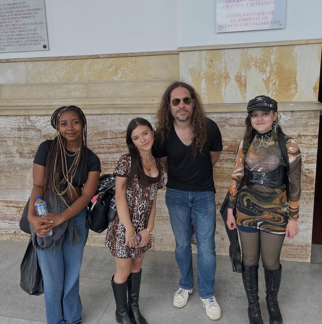 frankierobrasil's tweet photo. Ray e fãs hoje em Bogotá, na Colômbia! 

📸: IG @ lucymarcelamustdie https://t.co/QoRunFcuNc