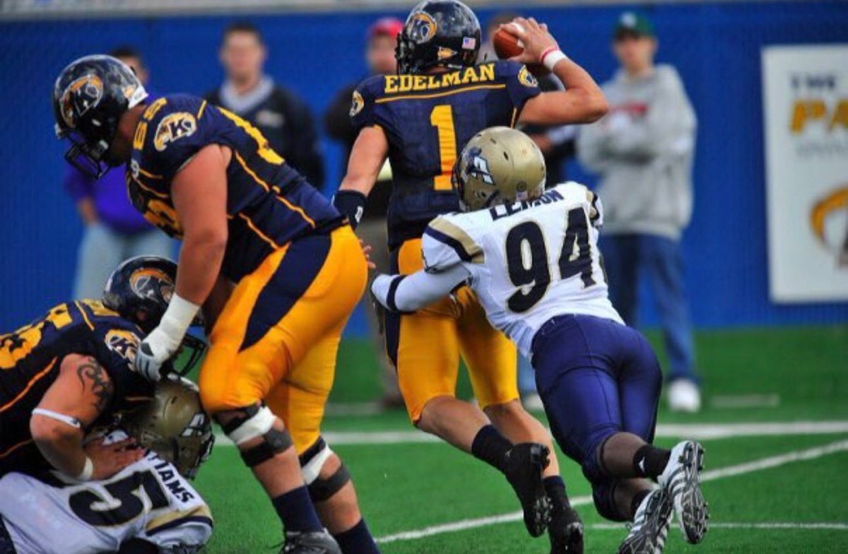 Day #109 tweeting pics of <a href="/Edelman11/">Julian Edelman</a> until he comes back to see the boys and signs the tradition wall <a href="/KentStFootball/">Kent State Football</a> ⚡️🐿️