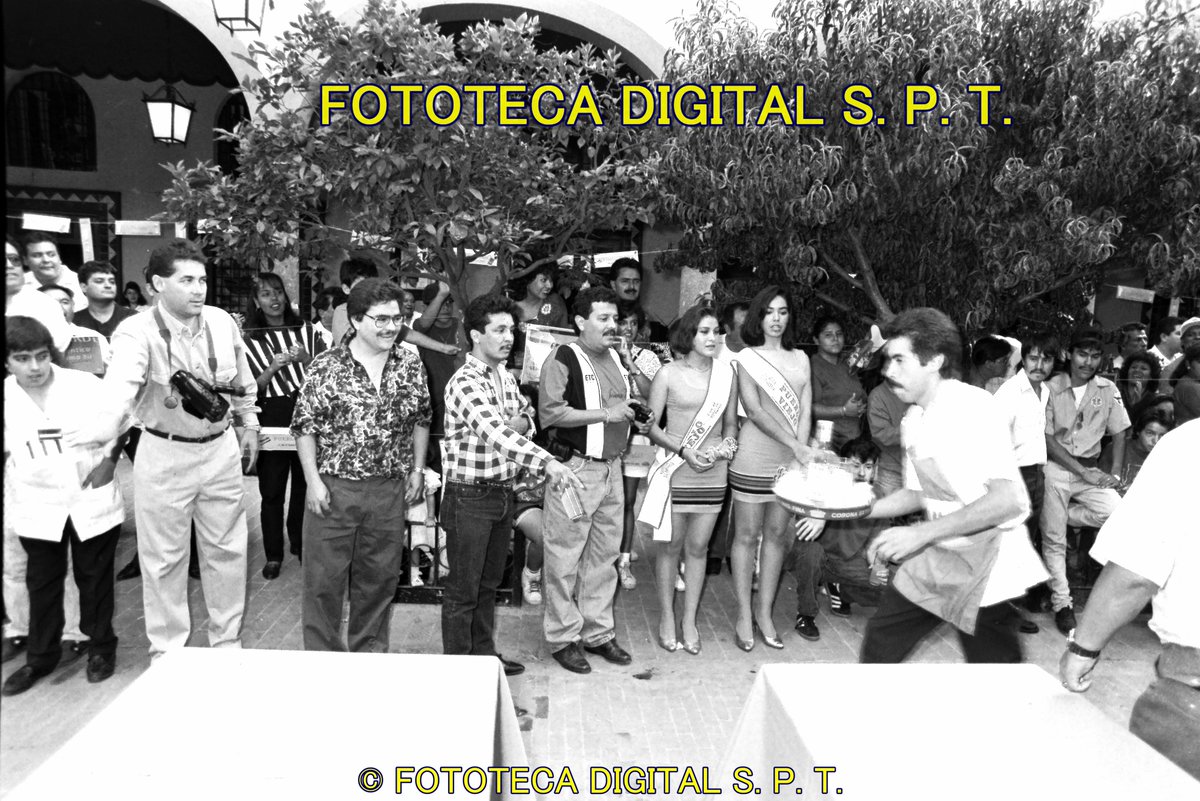 Un competidor de la tradicional carrera de meseros llegando a la meta, 1994.
Digitalización: Fototeca Digital San Pedro Tlaquepaque
Fotos: Col. Archivo Manuel Cambre 
#Tlaquepaque #TONALA #foto #historia #Guadalajara