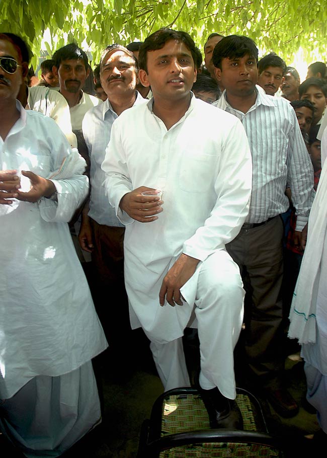 जिन लोगों के नाम S.I.R की ड्राफ्ट लिस्ट में नहीं आए हैं कृपया वो सभी लोग फार्म 6 ऑफलाइन या ऑनलाइन आवेदन करके अपना वोट बनबा लें लोकतंत्र बचाने की लड़ाई वोट से लड़ी जाएगी!! पीडीए एकता जिंदाबाद!!
जय समाजवाद जय अखिलेश!!
#AkhileshYadav #SamajwadiParty