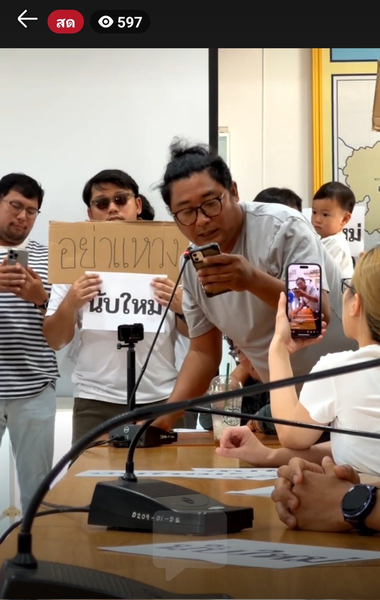 PonkhaoPk's tweet image. #จันทบุรี ตอนนี้โคตรสุด ท่าทีเจ้าหน้าที่กกต.ในไลฟ์คือแย่มากๆ จนทอธิบายไปขำ มันตลกหรอวะ ประชาชนเครียดไม่ได้หลับได้นอน ต้องรอพวกท่านๆตื่นมาทำงาน9โมงเนี่ย ขอแรงสื่อค่ะ เพราะจันทบุรีคะแนนเขย่งทุกเขต

facebook.com/share/v/17Kry4…

  #นับใหม่ทั่วประเทศ #โกงเลือกตั้ง