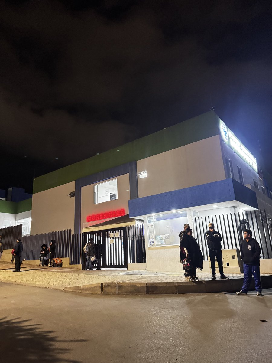 ANDRESRIOS2595's tweet photo. Esto es lo que dice @ElRusoAlcalde  de que corrigieron y mejoraron la atención de la S Santiago de Tunja más de 20 personas esperando al menos el triage un solo médico en el turno y no hay enfermeras disponibles definitivamente puro show de redes esa @AlcaldiaTunja https://t.co/jfahKbhPZL