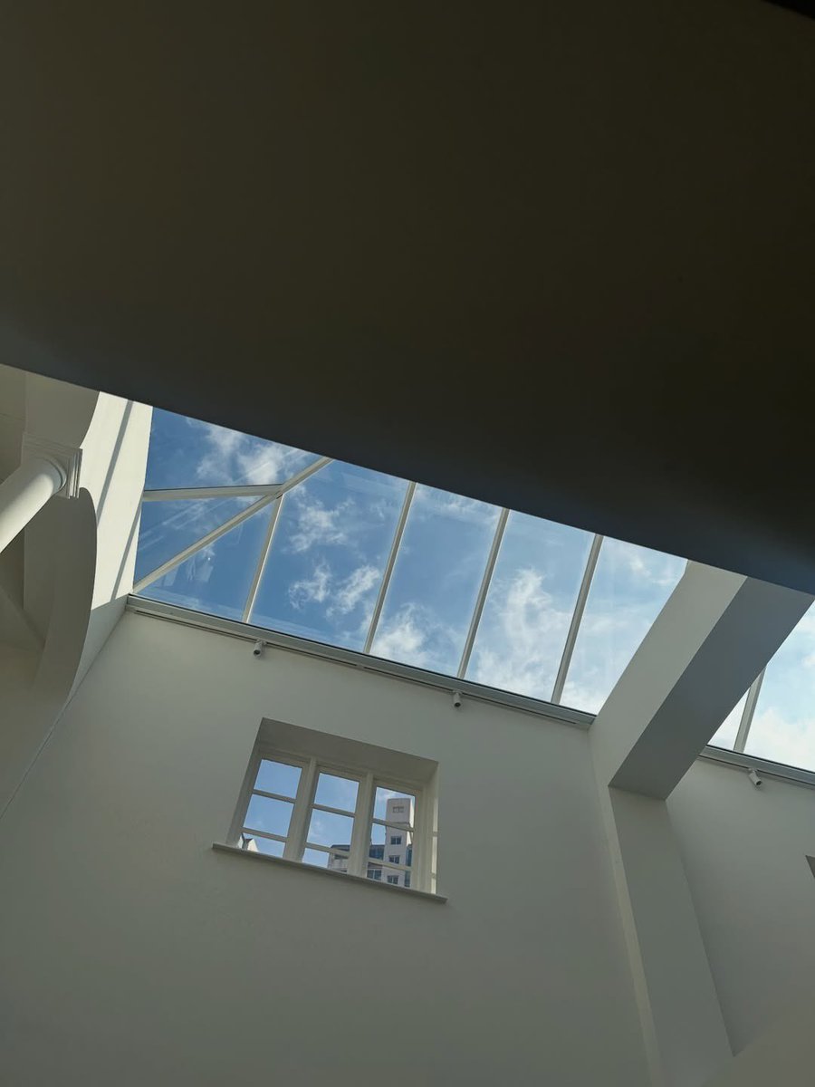 พึ่งเห็นคุณล่ามงาน Snidel เตนล์ เค้ามาลงรูปเบื้องหลังสถานที่ถ่ายทำคลิปโฆษณาตัวล่าสุด โลเคชั่นโปร่งโล่งดีจัง แล้วเค้าใช้เพลง STUNNER ของ TEN 씨 ด้วยนะ เพลงเค้าดีเนอะ แมสจัดๆเลย🤭