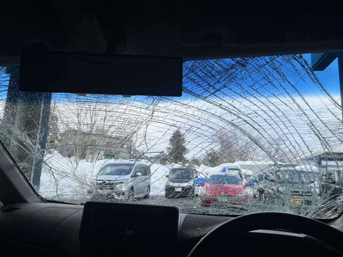 kfyk2's tweet photo. あたたたたたかくなりましたねー🌞
落雪注意警報発令中⚠️

おっひる〜
辛いとの噂を聞いた わさびオニギリ
んまかった٩( ᐛ )و https://t.co/hxVGJbi0qZ