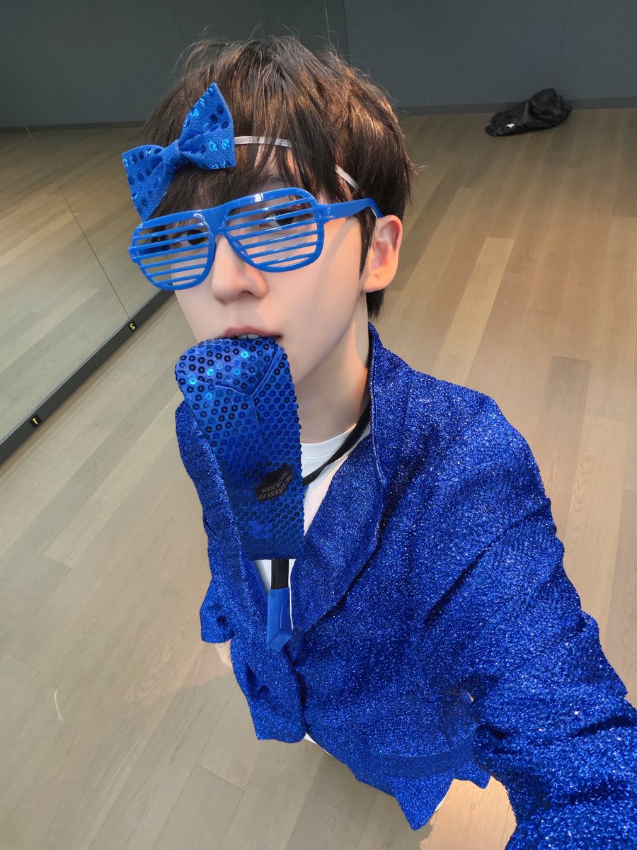 kickoud's tweet image. 혹시 트로트 욕심잇니? 
이때부터 알아봣어야햇어......