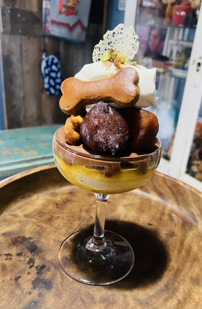 チョコレートのパフェに干し柿使ってますが、今日からわたしが作ったのがのります
昨日までは島の名人が作ったやつでした。