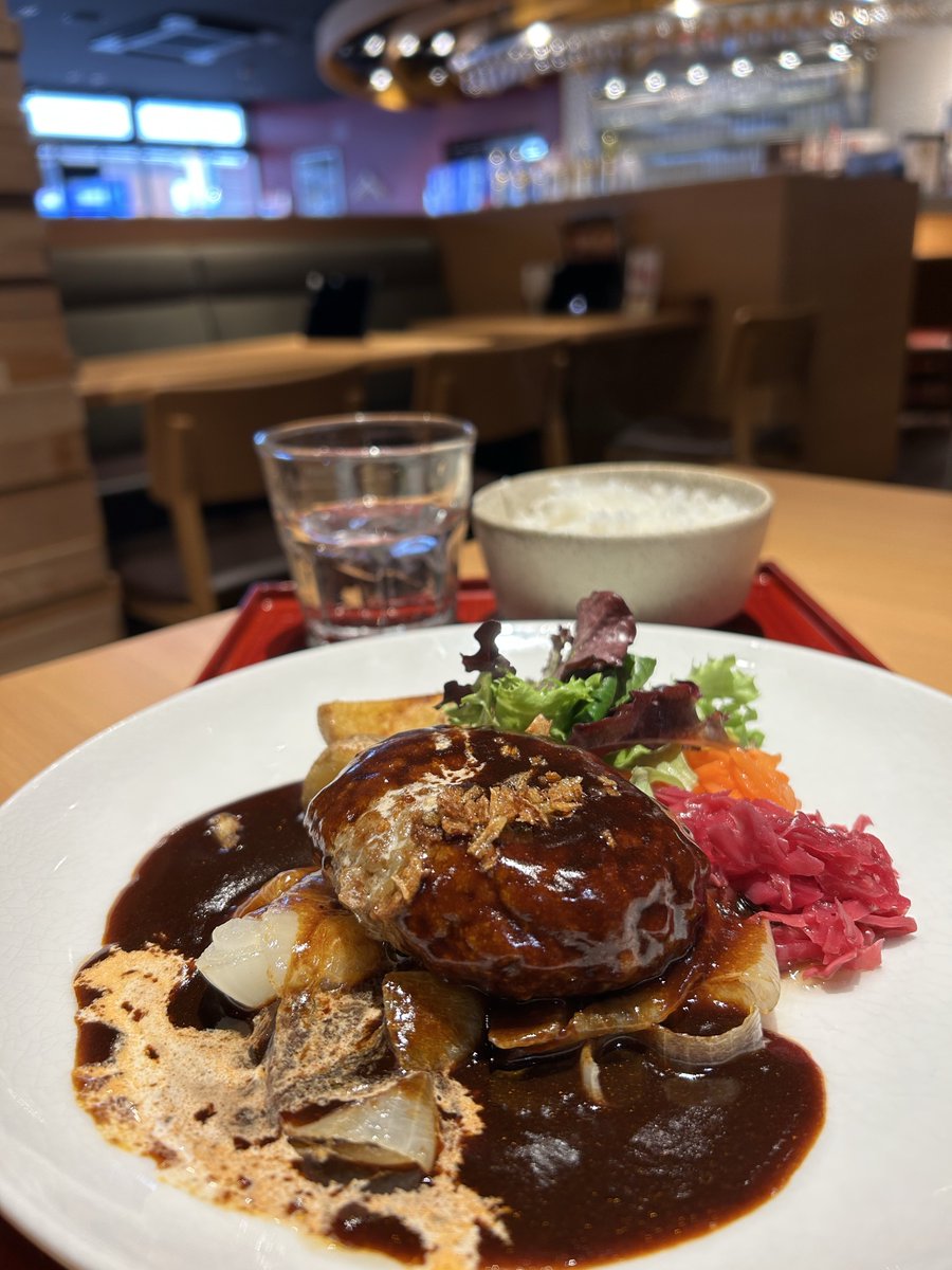 yokochin153604's tweet image. Good afternoon friends.

Today is my off day, so I’m visiting Osaka with my daughter.

We’re having lunch at the beer restaurant called YEBIS BAR.

I’ve thinking about coming here for a long time.

Today’s lunch
“Hamburger steak lunch set”

#japanese 
#japanesefood 
#lunchtime