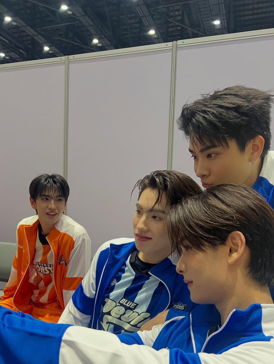 ให้สี่คนนี้อยู่สีเดียวกันเถอะ เดี๋ยวเกิดเหตุการณ์นั่งด้วยแต่ไม่ได้ถ่าย 555555555