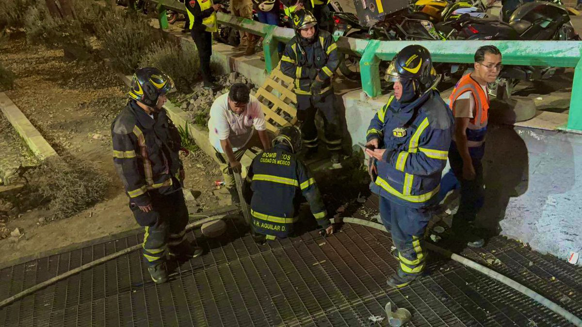 HalconOnce's tweet image. INCENDIO EN LA GLORIETA DE LOS INSURGENTES. 

Bomberos de la #Cdmx se movilizaron hasta el bajo puente de la glorieta de #Insurgentes y avenida #Chapultepec. 

Un campamento utilizado por personas en condición de calle se quemaba… 

Un gatito rescatado, fue atendido de