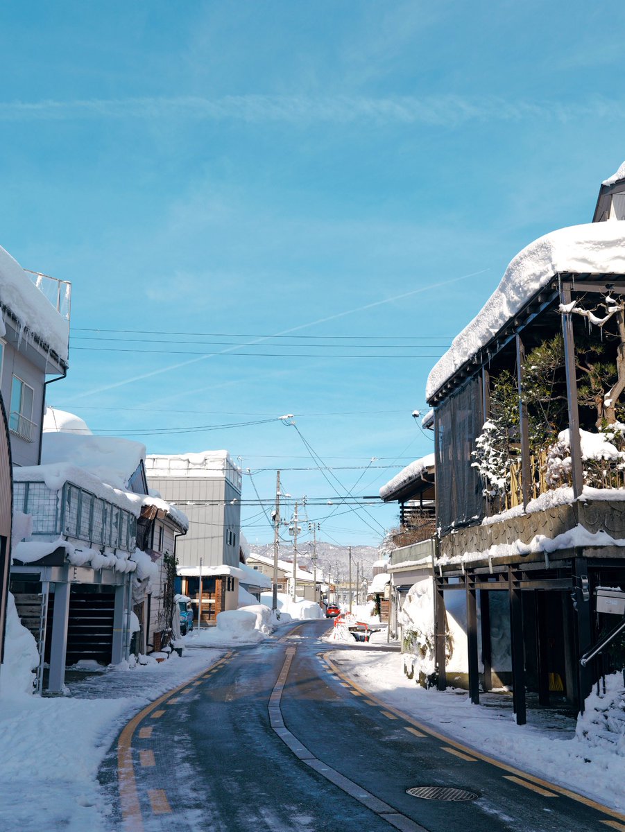 スカッ！っと青空。あったけぇ…太陽は雪国民全員の推し。
きょうのジョークンは、
十日町店17:00〜、湯沢店は15:00〜営業！
湯沢店は下北沢・イタ飯Raguuunメニューの日です＼(^o^)／

明日は建国記念日ですね㊗️
きょうも皆様のご来店をお待ちしております。
