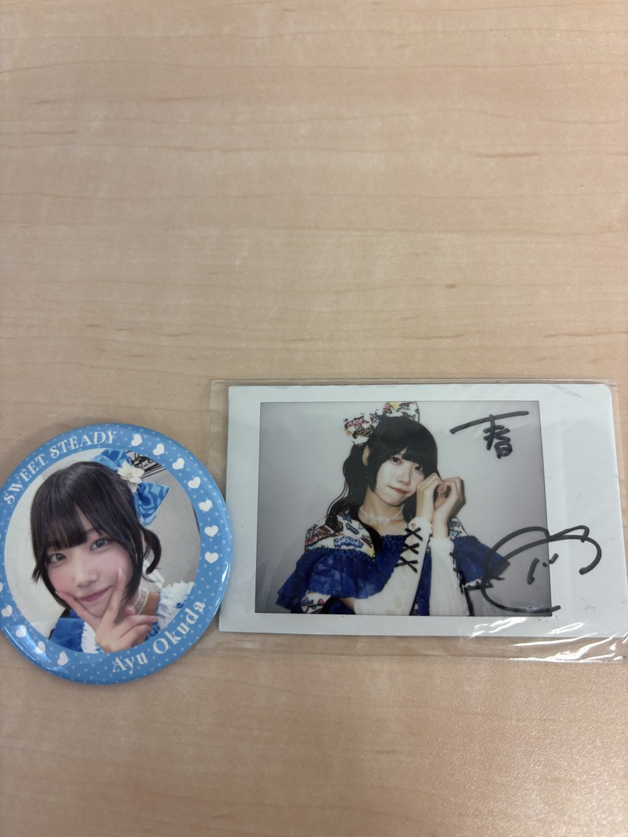 いよいよ出番です。 彩友ちゃんのチェキと缶バッジをポケットに入れて