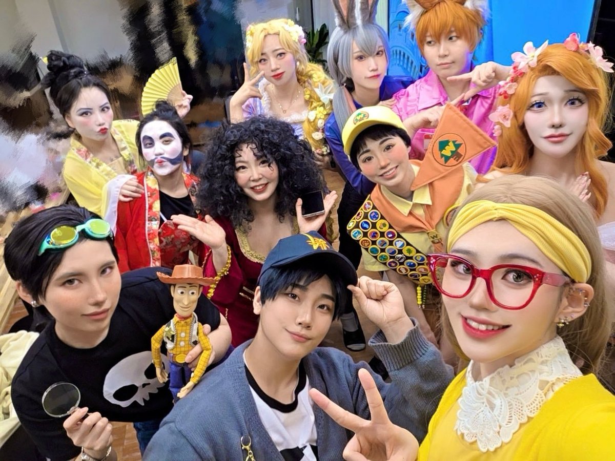 여기가 디할로다 •• 
소박하게 즐긴 .. > 다 아는사람들이구만 <
🌈디즈니 픽사 파티룸 완😍 ✨⭐️
(컬러풀해서 좋다 ••❤️)