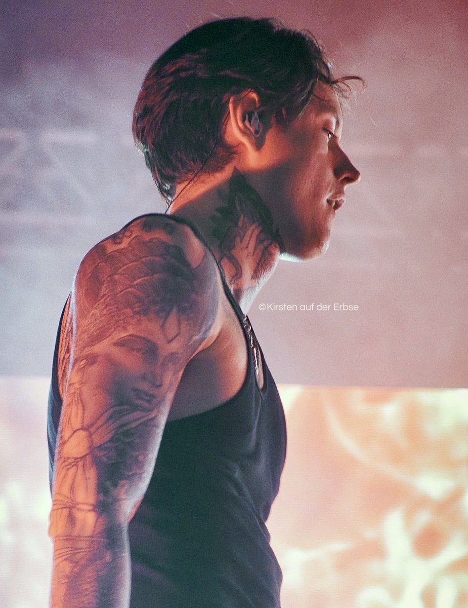 NOBODY should be allowed to have such a fucking insane side profile