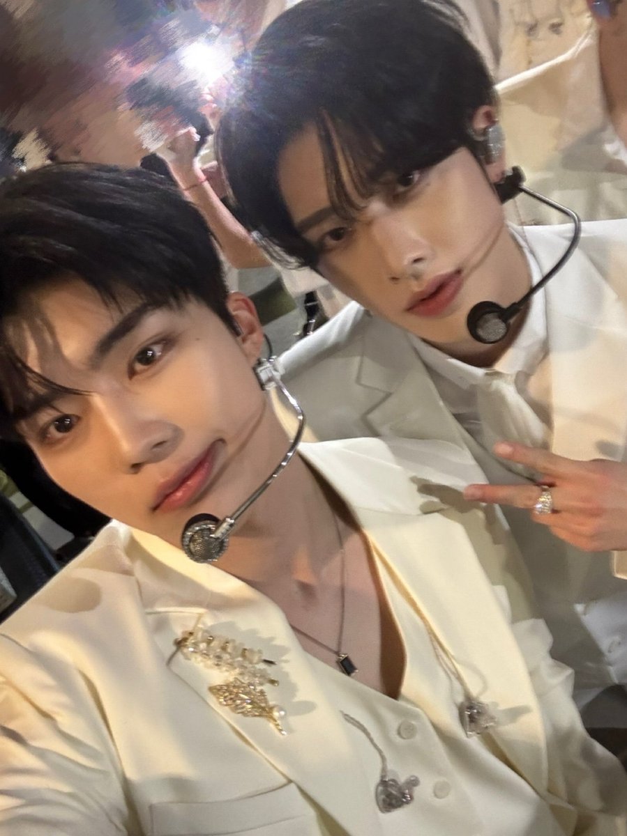 에스 tweet media