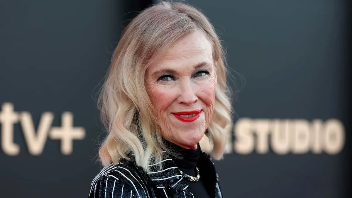 GilbertoBrenis's tweet image. Según reportó #TMZ, la Oficina del Médico Forense del Condado de #LosÁngeles determinó que una embolia pulmonar fue la causa inmediata del fallecimiento de la actriz #CatherineOHara, mientras que el cáncer rectal fue identificado como la causa subyacente.