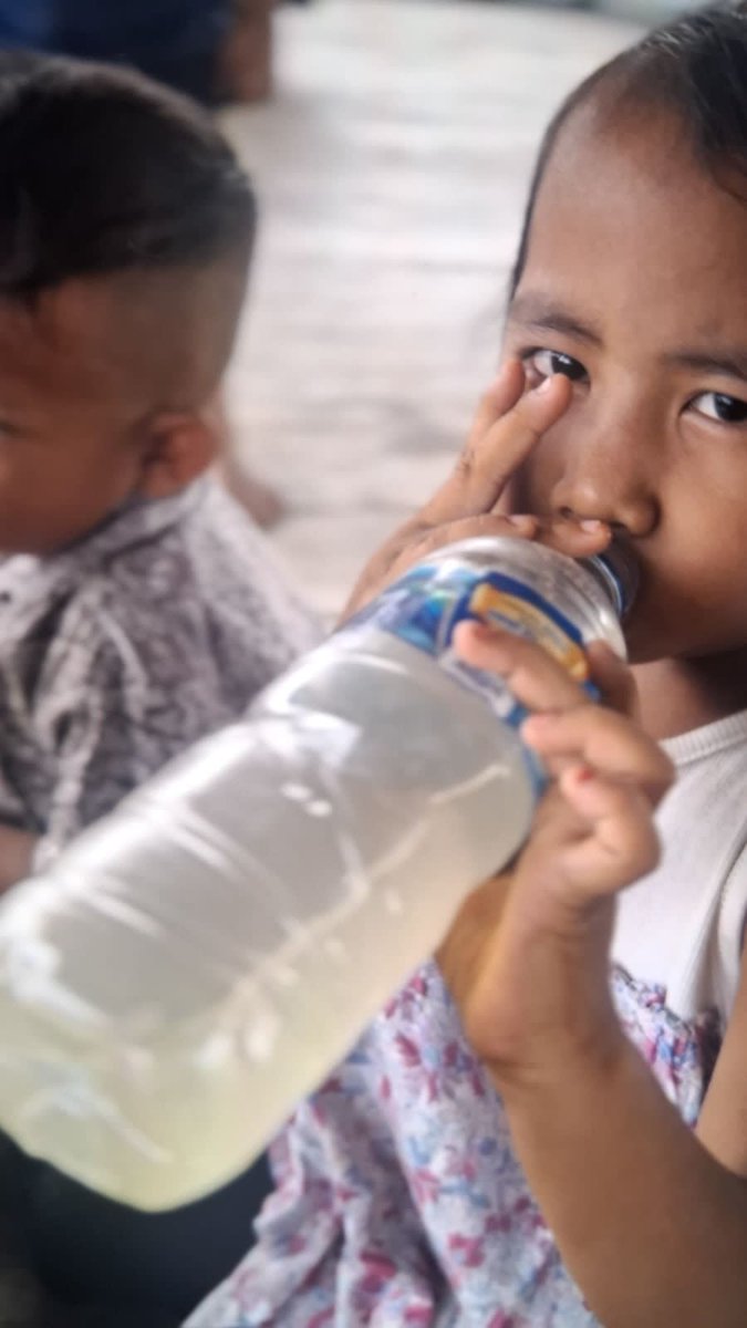 PatubMbel's tweet image. INI BENAR SEKALI

ACEH belum selesai. Seminggu yg lalu tim Hanyengkuyun Sumatera-nya kami ke sana. Intinya aceh jauuuh dr selesai. Jangankan utk bekerja, utk kembali ke rumah saja mereka gk tau kapan. Hidup normal, bertetangga, bekerja, masih mimpi. 
Sayangnya algoritm sosmed…