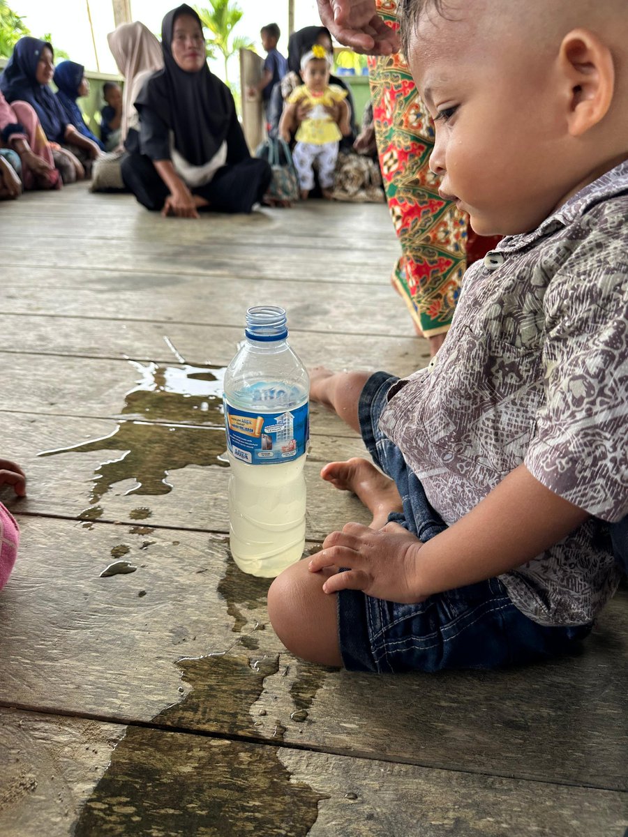 PatubMbel's tweet image. INI BENAR SEKALI

ACEH belum selesai. Seminggu yg lalu tim Hanyengkuyun Sumatera-nya kami ke sana. Intinya aceh jauuuh dr selesai. Jangankan utk bekerja, utk kembali ke rumah saja mereka gk tau kapan. Hidup normal, bertetangga, bekerja, masih mimpi. 
Sayangnya algoritm sosmed…