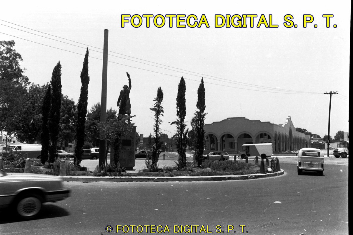 Panorámica de la glorieta ubicada en el cruce de Niños Héroes y Boulevard Marcelino García, en ese entonces dedicada a Miguel Hidalgo, hoy en honor a los Niños Héroes, 80-82.
Digitalización: Fototeca Digital San Pedro Tlaquepaque
Fotos: Archivo Manuel Cambre 
#Guadalajara