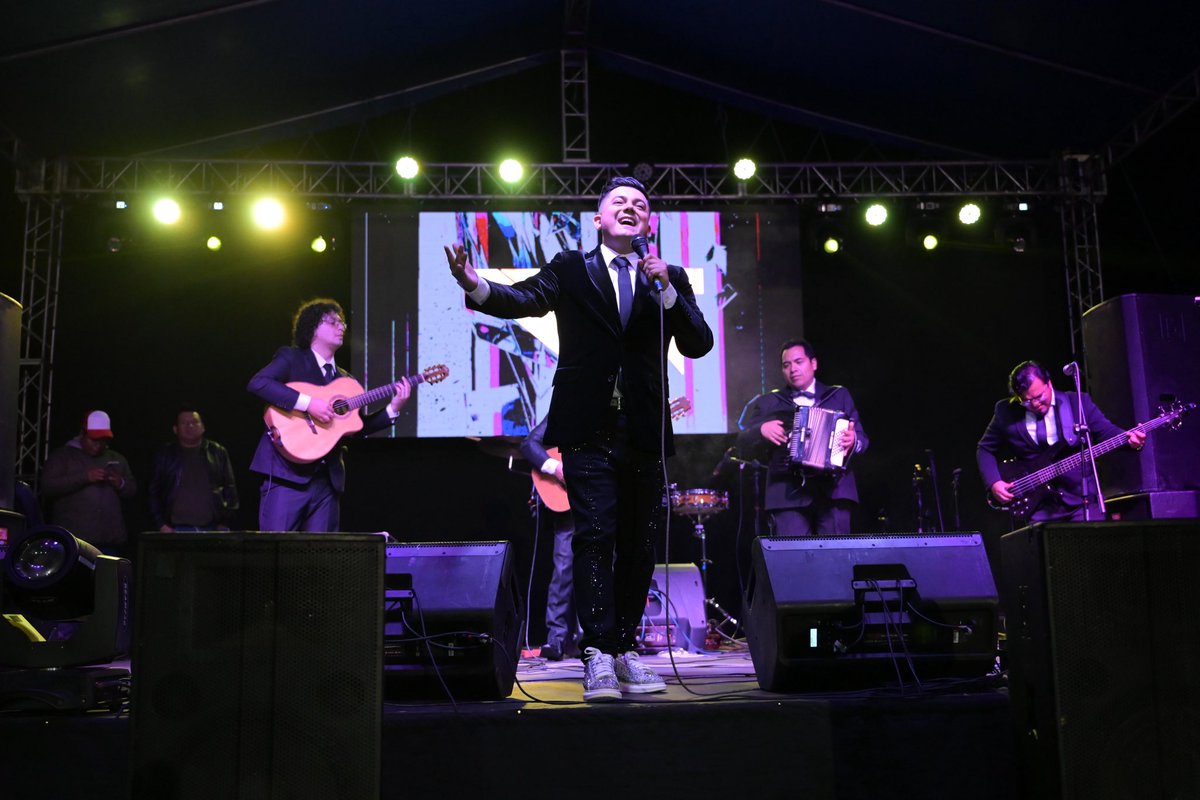 Esta semana la quise empezar desde el agradecimiento porque aún me es difícil subirme al escenario pero cuando canto las canciones de mi Grande es la mejor manera de conectar con ella 🕊️ Gracias público de Urcuquí por asistir a mi concierto. Siguiente parada -> Quito 💪 Nos vemos