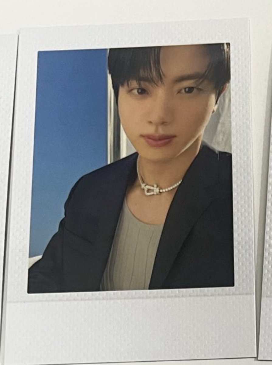 ARMY BOMB VER 4 #Jin photo card!
He looks absolutely stunning!!!

#Jin #방탄소년단진 #진 @bts_twt