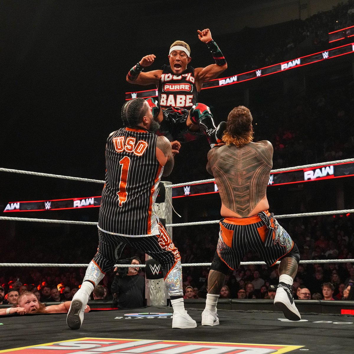 theusotwinzcom's tweet photo. Monday Night Raw Digitals: https://t.co/hPW0RlmrhE #WWERaw #TheUsos #DayOneIsh https://t.co/VUtqgYnXRD
