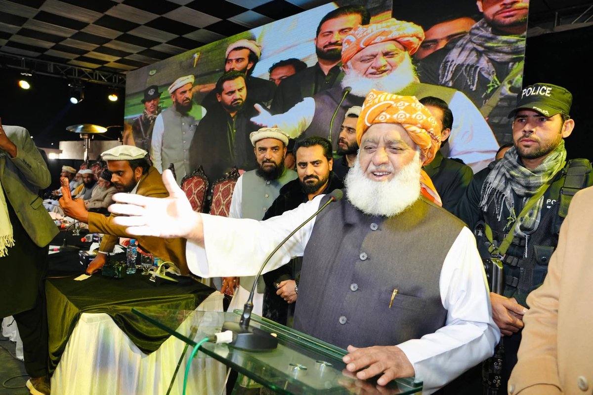 بیک وقت عالمی اور پاکستانی اسٹیبلشمنٹ کا مقابلہ کرنے والا مرد درویش قائد ملت اسلامیہ مولانا فضل الرحمن صاحب 
#مولانا_عوام_کی_پکار