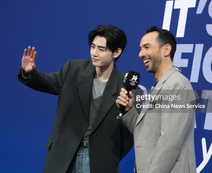 อ๋าาา จริงๆตอนแรกน้องจะไปเชียร์ฟิกเกอร์สเก็ตทีมชาติเกาหลีเฉยๆ แต่ทีม IOC รู้ว่าน้องจะมา เลยส่งคำเชิญให้เข้าร่วมเคาต์ดาวน์เปิดการแข่ง พอฮุนตอบรับเลยได้มาร่วมเคาต์ดาวน์ให้เราเห้นกัน 🥹 // เริ่ดอ่า ไปไหนก้มีแต่คนนึกถึง 💘
#Sunghoon #MilanoCortina2026 #TorchbearerSUNGHOON