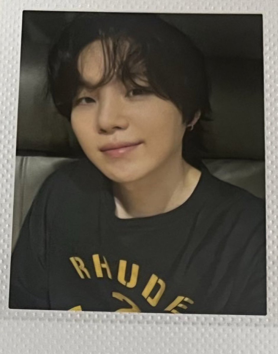 camlovesyoongi's tweet image. HE's SO TINY AND FLUFFFFYY THIS IS THE MOST BOYFRIEND PHOTO EVER AND THEY MADE IT A POLAROID?!?!?!?