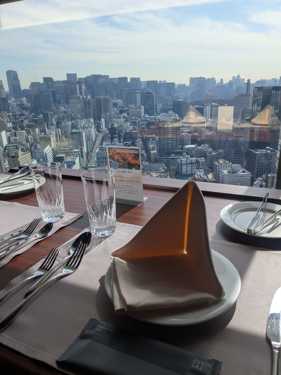 tarosama0406's tweet image. 東京ドームの素敵なレストランでずっと「ウルトラマンって足の置き場ないよね」と話していました