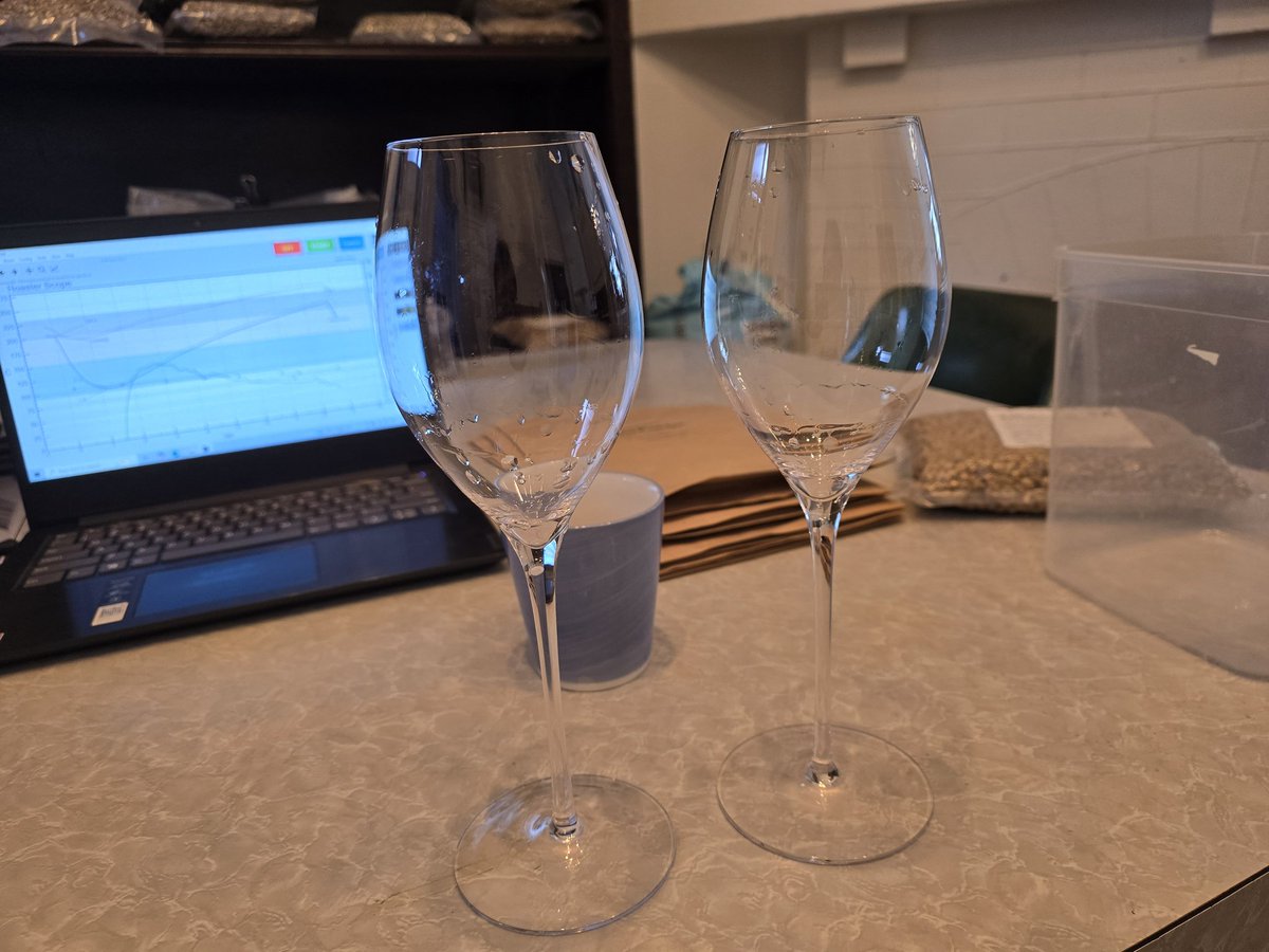 zipinsight's tweet image. 리델이나 잘토 하나 살까 말까 고민하고 있다가 너무 비싸서 포기하던 찰나

옵샵에서 꽤나 손에 잘 맞고 얇은 잔 2개 4불에 사왔네요 ㅎ

당분간 와인잔 지름신은 물리쳤습니다 ㅎ

(언젠가 피노누아용 하나 위스키용 하나 브랜디용 하나씩 사야지...)