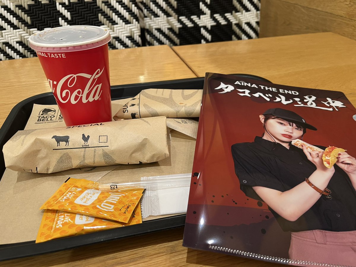 funakei3's tweet image. 休憩してたら、
アイナさん始まった❤️
ベンチとコーヒー♫

#アイナジエンド
#ALLTIMEBEST
#BUMPOFCHICKEN