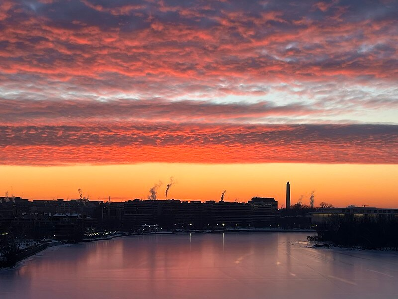 capitalweather's tweet image. Behold: the mildest day in more than two weeks 🌤️

After a long, icy stretch, today finally feels different. Temperatures warm quickly this morning, pushing toward 40 by midday and rising into the mid- to upper 40s this afternoon — with a few spots south even flirting with 50.…