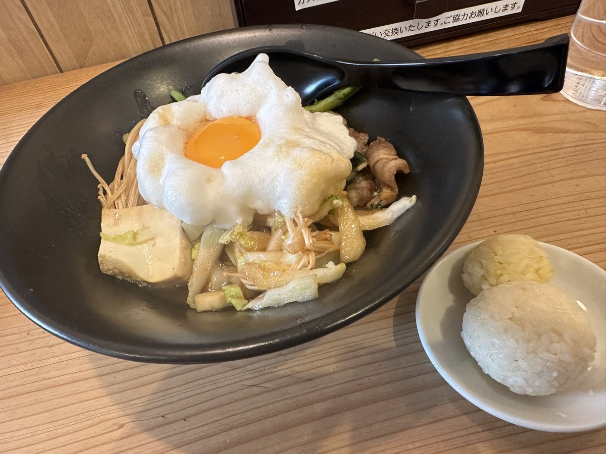 東部限定合戦、麺屋義流さんの寒い日のすき焼きまぜそば。
麺に甘いすきタレとメレンゲが良く絡み、絶品。
お団子は近隣店・ゴールデンアイさんの鯛めし。
残った汁を吸わせて完食・完飲。
ご馳走様でした！