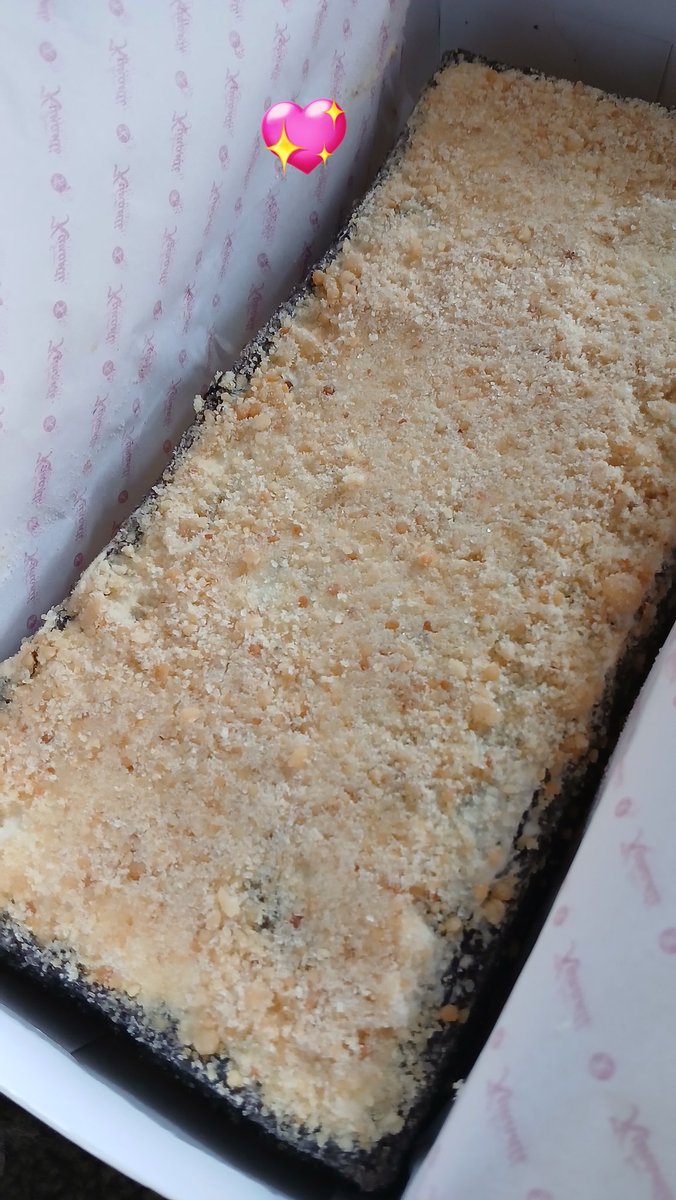 imurtiger's tweet photo. Alih-alih kangen sama kisah cintanya toshi &amp; manda, i decided myself untuk jajan these fav🫰🏻

Pengen makan black crumble brownies nya tiap hari deh!!😭 https://t.co/Nm1eKafC77
