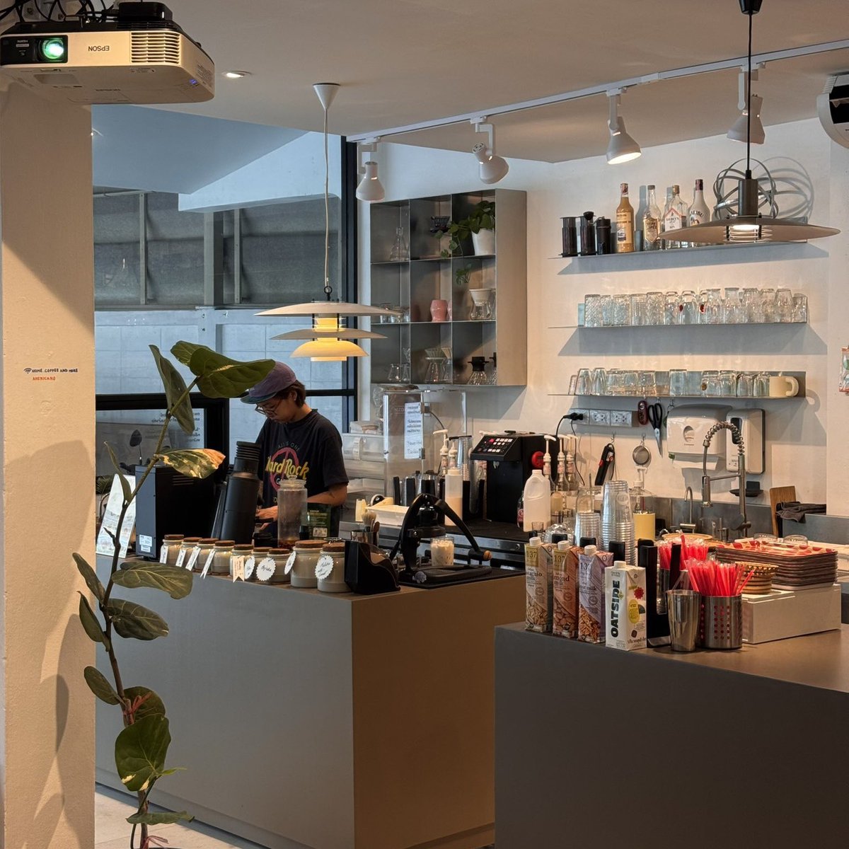 แนะนำ workshop ที่มาคู่กับเดือนกุมภา 🌷💖 
จัดดอกไม้ให้ตัวเอง/หวานใจ น่ารักมากกกก 

คาเฟ่ + ดอกไม้ + ร้านหนังสือ = ความน่ารัก 
🙌🏻 ราคาโอเค เลือกดอกไม้จัดได้เองตามชอบ