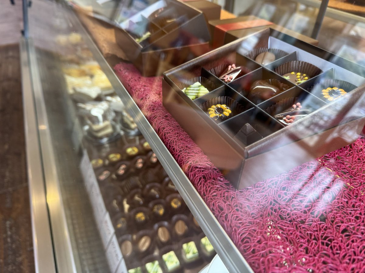 BistroISAKI's tweet photo. Bistro ISAKIの自家製ショコラ。
本日より発売開始です。
#Chocolats
#ショコラ
#チョコレート https://t.co/awHMc93LmN