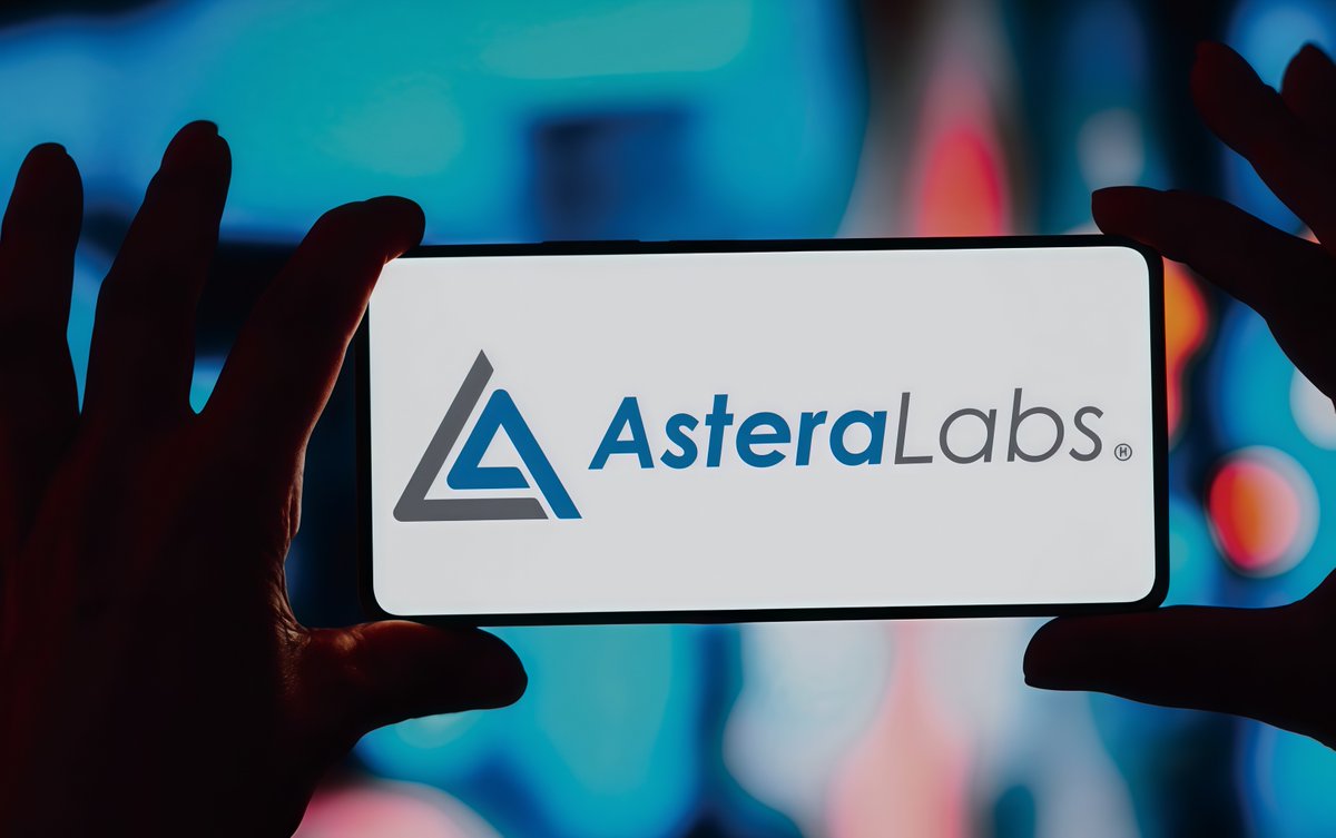 Tomorrow after the close: Astera Labs ($ALAB.M) earnings 📊

Street expects $250M revenue / $0.51 EPS — 
focus on PCIe 6.0 adoption and CXL momentum as the AI “connectivity gatekeeper” defends its premium valuation.

Beat and rally, or valuation pullback? 🚀📉

👉 See the full