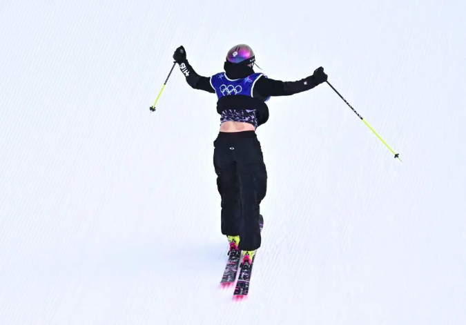 shanghaidaily's tweet photo. Mysterious Chinese power spotted at #MilanoCortinaOlympic2026!🏂 Swiss champ #MathildeGremaud defended her gold—rocking cupping marks after edging #EileenGu by 0.38pts. "It works—always helps me!"she said. #Olympics2026 https://t.co/OFKW8p2Pv6