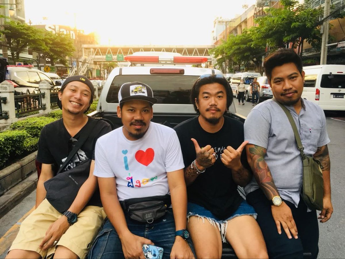 jjookklong3's tweet image. ตอบทุกท่านที่อาจสงสัยว่า ไอ้เวรตะไล 2 ตัวนี้เป็นใคร วันก่อนสวมรอยเป็นนักศึกษา ปทุมธานี ธัญบุรี เขต 7 วันนี้มาเป็นชาวบ้านชลบุรีเขต 1 เจ๊จำหน้าได้ ไอ้นี่มันชื่อว่า

เจษฎา เลาสุวรรณหยก เคยเข้าร่วมเป็นการ์ด กลุ่มราษฎรม็อบสามกีบ มีอาชีพขายพวกแหวน สร้อยเลส ตามตลาดนัด