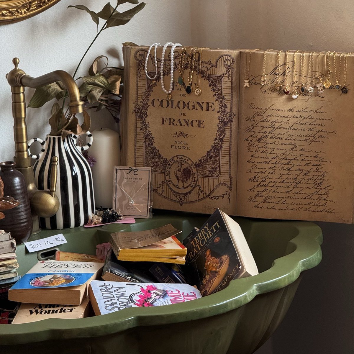 🥣 คาเฟ่ home coffee and more 
🗓️ เปิดทุกวัน (08:00 - 17:00 น.) 
🚄 mrt วงศ์สว่าง

📜 ร้านหนังสือ weird book และ workshop (อยู่บนชั้น 2) 
💍  จองได้ที่ ig : @outerouter2 และ @weird.weir.d
🗓️ เปิดพุธ - อาทิตย์ (11:00 - 17:00 น.) 
💎 สามารถ walk in ได้ หรือจะจองไปก่อนก็ได้