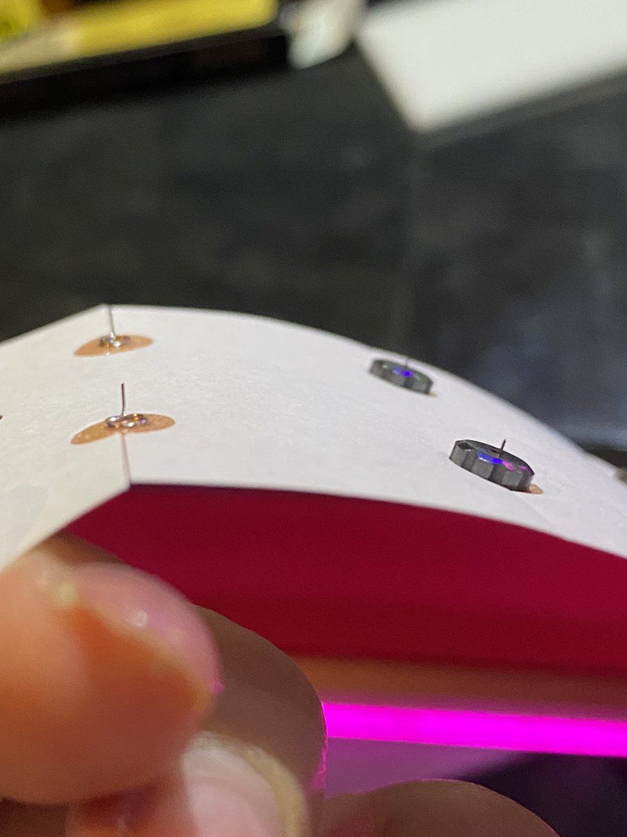 思ったより簡単に磁石外れて笑ってる

え？これつけなあかんの？